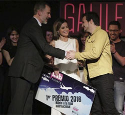 Juan Margalef recibe de manos de los reyes Felipe y Letizia el premio del concurso FameLab